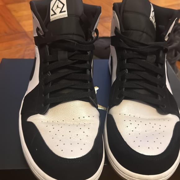 Nike Men's Black and White Sneakers - Picture 2 of 3